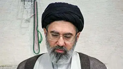حمل تیربار روی دوش آیت الله مجتبی خامنه‌ای+ فیلم