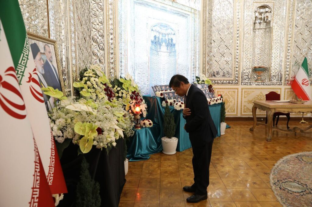 ادای احترام سفرا و روسای نمایندگی‌های خارجی مقیم ایران به شهدای خدمت