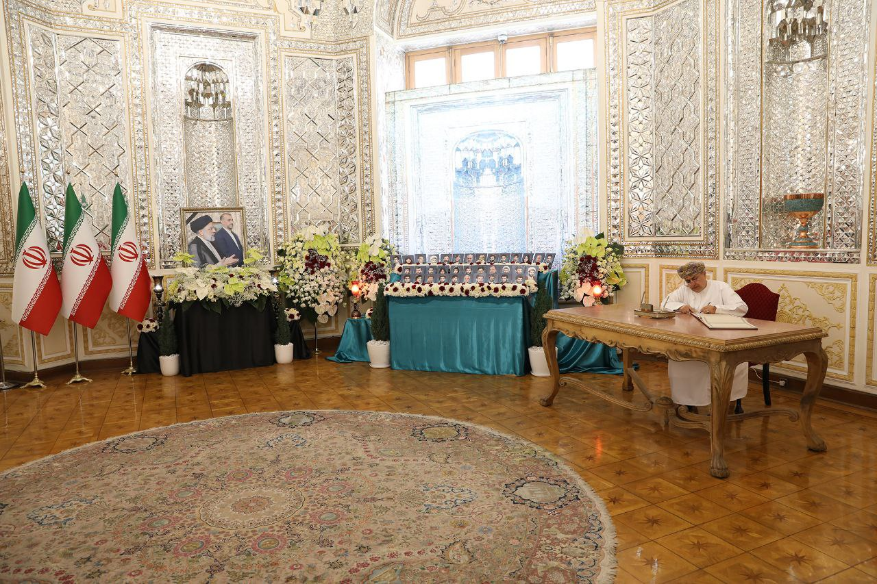 ادای احترام سفرا و روسای نمایندگی‌های خارجی مقیم ایران به شهدای خدمت