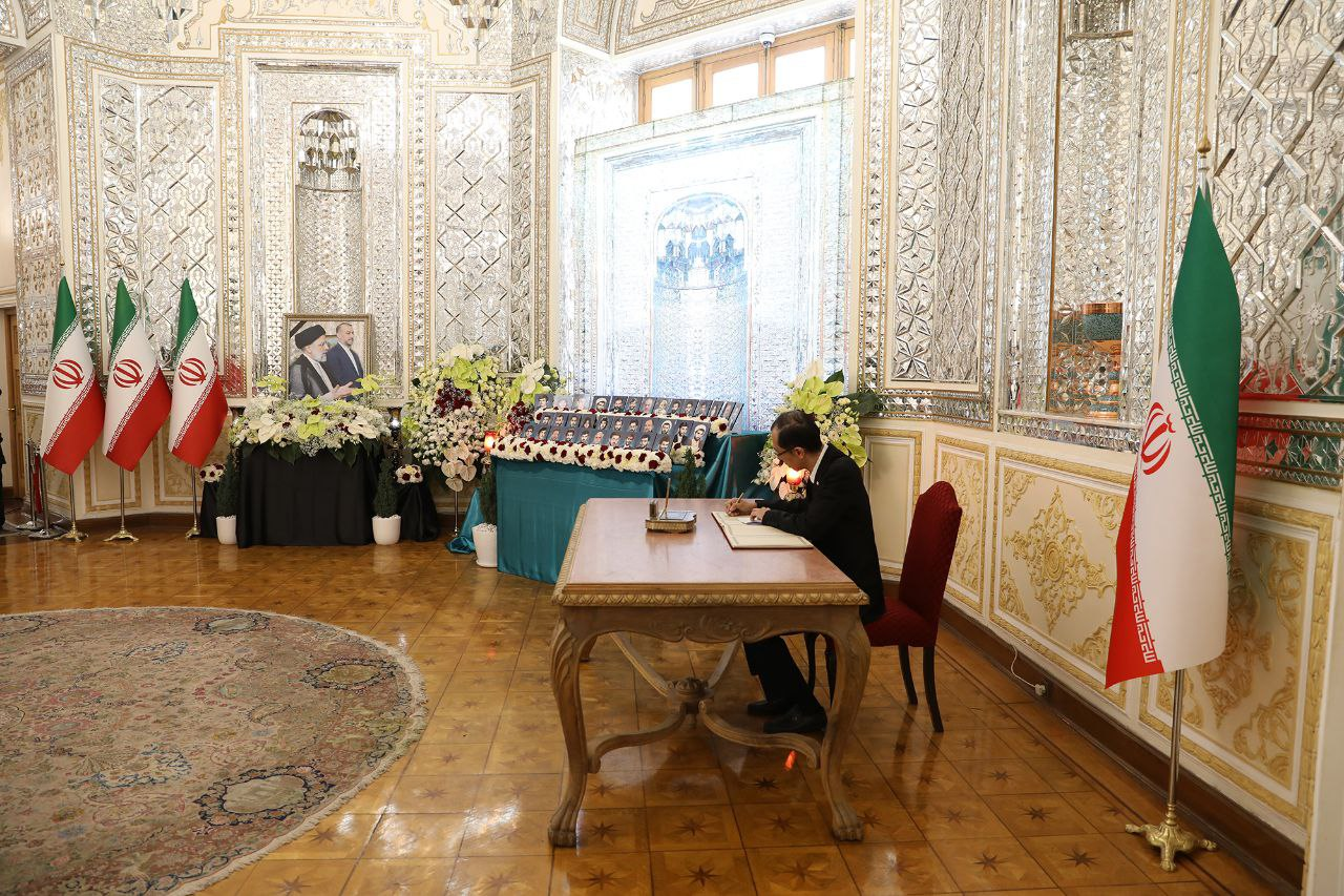 ادای احترام سفرا و روسای نمایندگی‌های خارجی مقیم ایران به شهدای خدمت