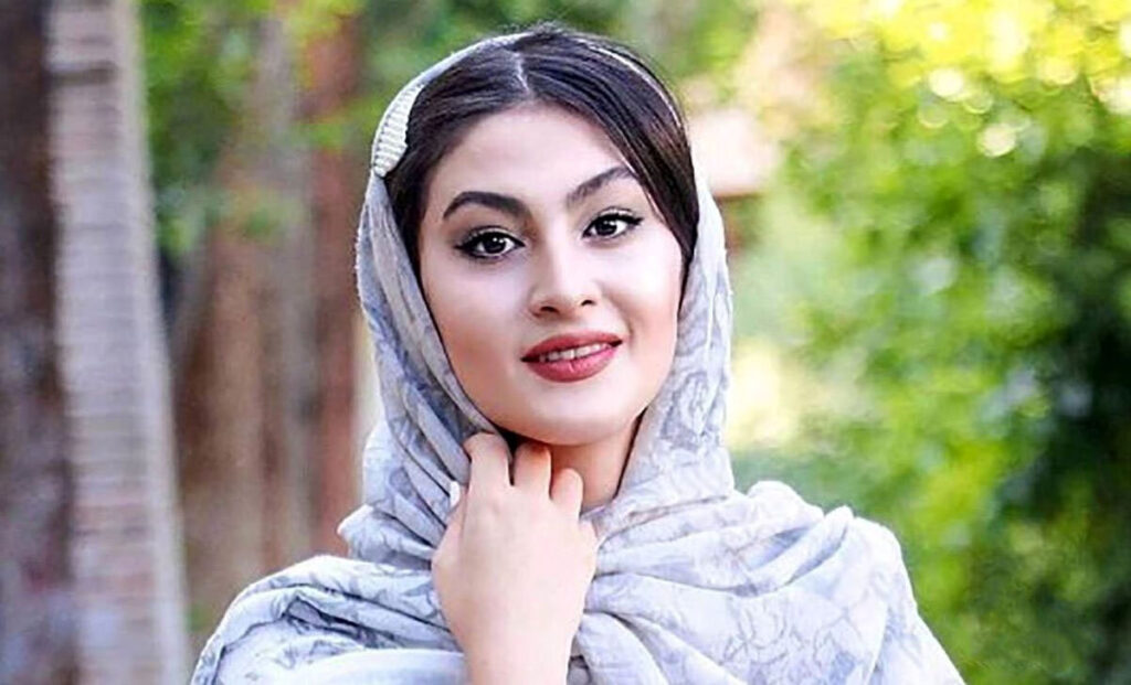 تصویری از تیپ جدید و پسرانه مریم مومن پشت فرمان/ عکس