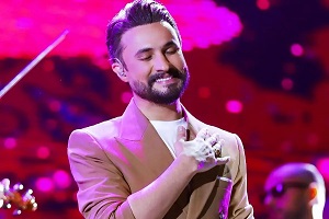 تلاوت قرآن توسط خواننده معروف در برنامه زنده تلویزیون+ فیلم