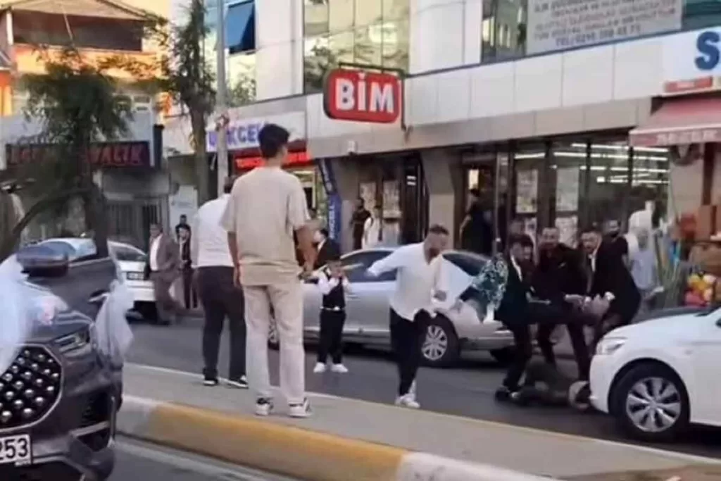 درگیری دو خانواده وسط خیابان پس از مراسم عقد و عروسی