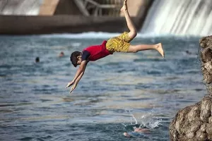 تعطیلی استخر سمیرم و شیرجه مرگ در رودخانه‌های خروشان