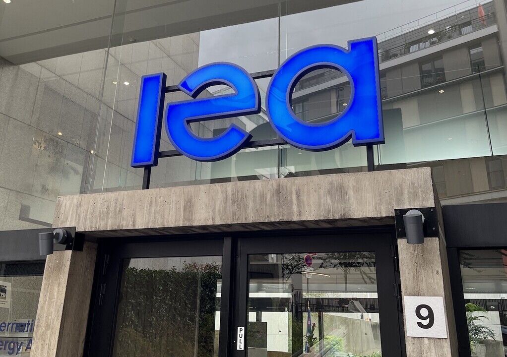 آژانس بین‌المللی انرژی پیش‌بینی مازاد عرضه نفت را کاهش داد