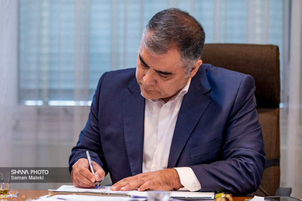 نقش‌آفرینی صنعت نفت در خنثی‌ کردن فشار دشمنان