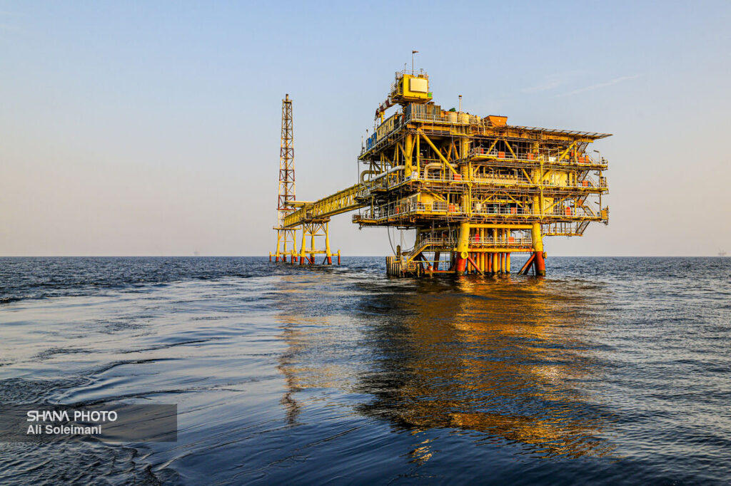 استقرار دکل حفاری در موقعیت نخستین چاه پارس جنوبی؛ ۲۹ بهمن ۱۳۶۹