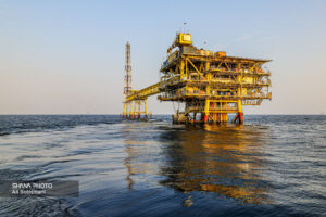 استقرار دکل حفاری در موقعیت نخستین چاه پارس جنوبی؛ ۲۹ بهمن ۱۳۶۹