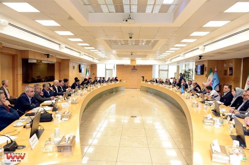 برگزاری نشست مدیرعامل شرکت ملی پتروشیمی با تشکل‌های صنایع پایین‌دستی