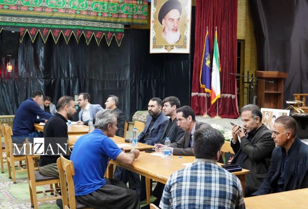 به مناسبت هفته قوه قضائیه؛ رسیدگی مستقیم به درخواست زندانیان در میز خدمت قضایی زندان مرکزی کرمانشاه