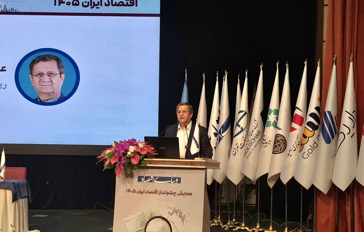 همتی: درآمد سرانه واقعی ایرانیان طی ۱۳ سال تقریباً نصف شده