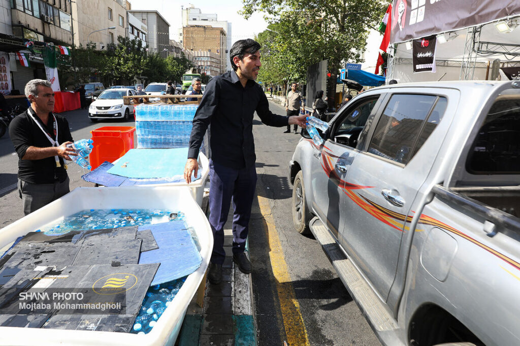 خدمات رسانی موکب شهدای نفت در اولین روز وداع با پیکر امام شهید