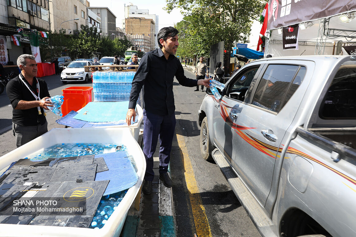 خدمات رسانی موکب شهدای نفت در اولین روز وداع با پیکر امام شهید