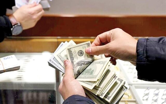 دلایل افزایش قیمت دلار؛ از فشارهای تورمی تا شکاف نرخهای رسمی و آزاد