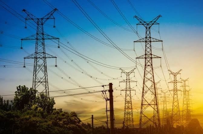 سهم برق در هزینه خانوارهای ایرانی: چالشها و فرصتها در میان دسترسی کامل به شبکه