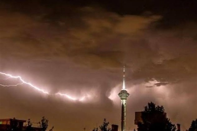 وقوع طوفان در جنوب تهران موجب قطعی برق شد؛ تلاش برای رفع مشکل ادامه دارد