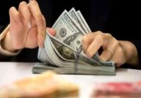 کاهش ۱۵ هزار تومانی قیمت دلار؛ آیا روند نزولی ادامه خواهد داشت؟